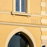 A impreziosire ulteriormente la facciata principale, oltre al nome della villa...